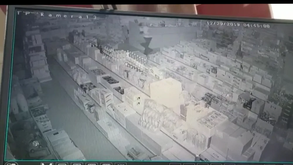 Narkotacirin marketdən oğurluğu anbaan - KAMERAYA DÜŞDÜ - FOTO - VİDEO