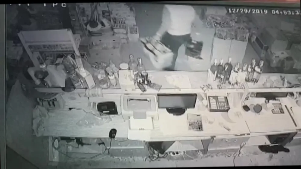 Narkotacirin marketdən oğurluğu anbaan - KAMERAYA DÜŞDÜ - FOTO - VİDEO