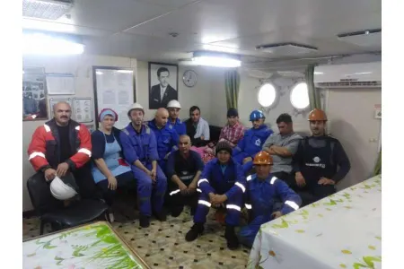 Dənizçilərimiz 3 miqrantın həyatını - XİLAS ETDİ - FOTOLAR