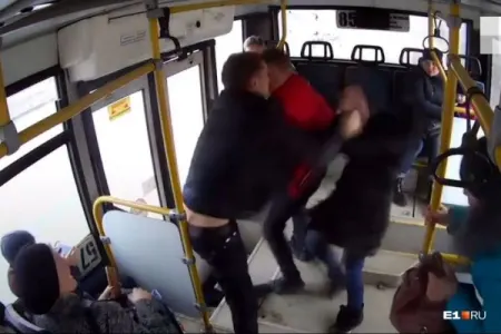 Avtobusda qadınlar arasında dava düşdü - -Sərnişinlər güclə ayırdılar