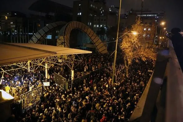Tehranın əhalisindən təyyarə qəzasına ETİRAZ - -FOTOLAR