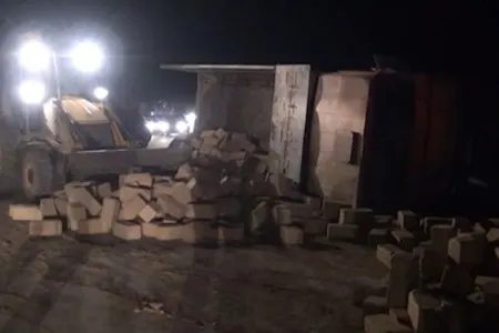 Sabirabadda qəza oldu - mişar daşları yola töküldü