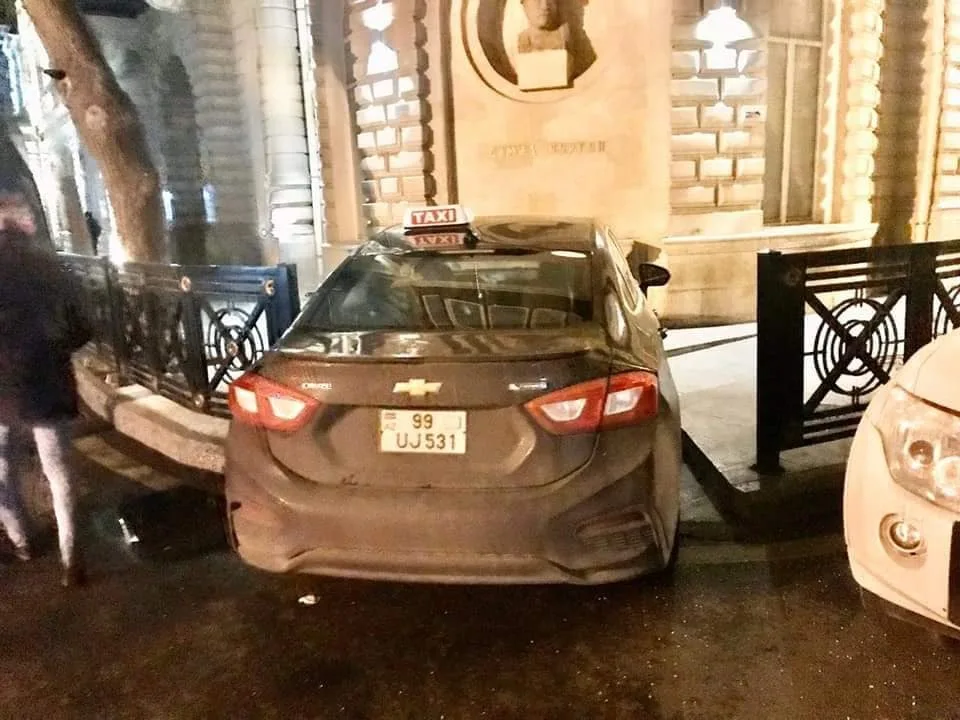 Bakıda taksi sürücüsündən cəmiyyətə - AÇIQ HÖRMƏTSİZLİK