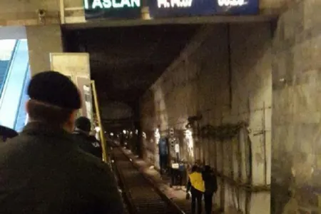 Metroda gənc oğlan özünü qatar yoluna atdı - FOTO