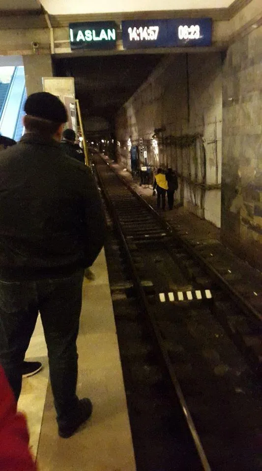 Metroda gənc oğlan özünü qatar yoluna atdı - FOTO
