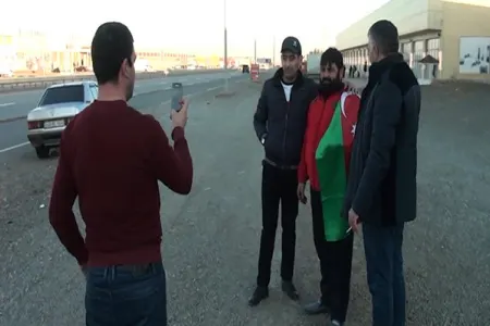 Şəmkirdən Şəhidlər Xiyabanına piyada gəlir - -Görənlər durdurub şəkil çəkdirir
