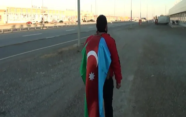 Şəmkirdən Şəhidlər Xiyabanına piyada gəlir - -Görənlər durdurub şəkil çəkdirir