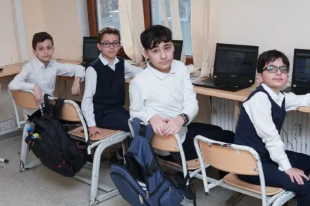 Beyinə xüsusi cihaz yerləşdirmək istəyən, ən qəliz proqramlarla işləyən şagirdlərimiz - REPORTAJ - FOTOLAR