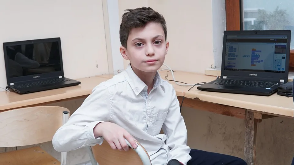 Beyinə xüsusi cihaz yerləşdirmək istəyən, ən qəliz proqramlarla işləyən şagirdlərimiz - REPORTAJ - FOTOLAR
