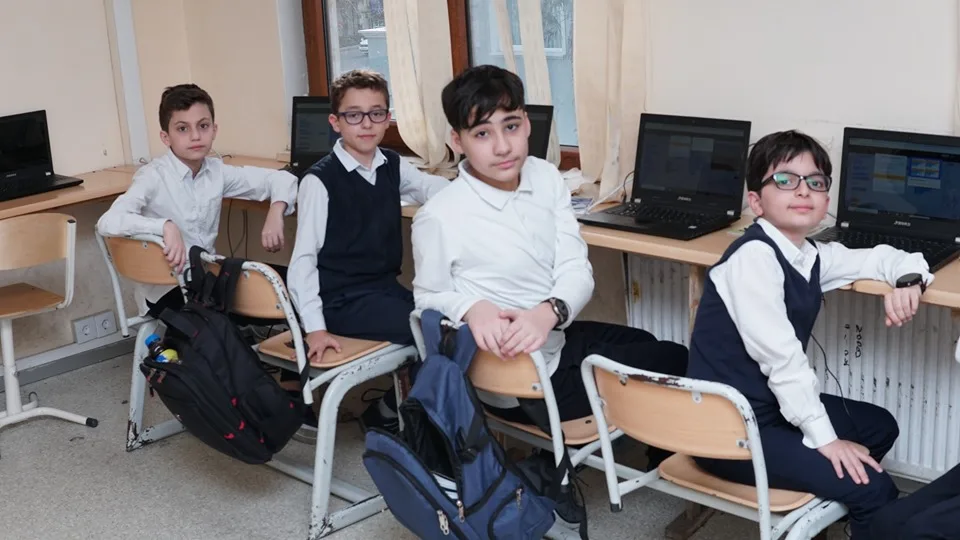 Beyinə xüsusi cihaz yerləşdirmək istəyən, ən qəliz proqramlarla işləyən şagirdlərimiz - REPORTAJ - FOTOLAR