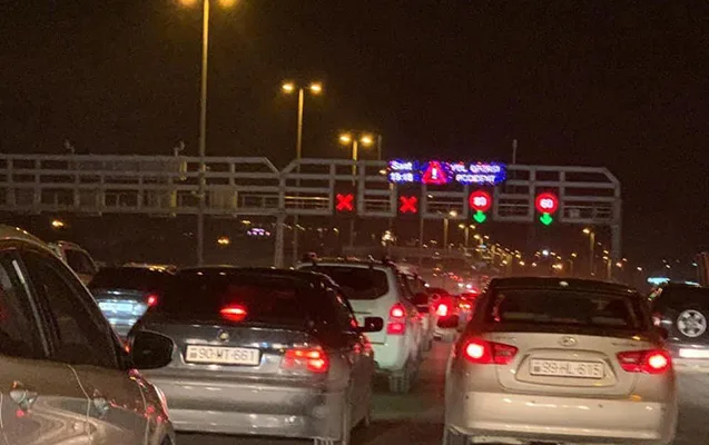 Aeroport yolunda qəza tıxaca səbəb oldu - -FOTOLAR