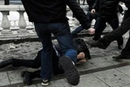 Bakıda xəstəxananın həyətində gənclər arasında - QANLI DAVA