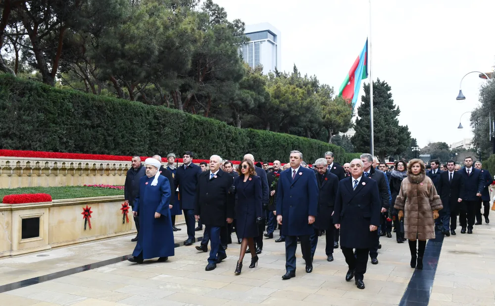 Prezident İlham Əliyev Şəhidlər Xiyabanını ziyarət edib - FOTOLAR - VİDEO - YENİLƏNDİ 2