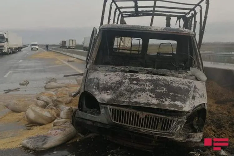 Lənkəranda iki yük maşını toqquşdu - 1 NƏFƏR YANARAQ ÖLDÜ - FOTO