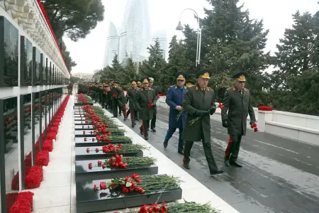 Müdafiə Nazirliyinin şəxsi heyəti Şəhidlər xiyabanında - FOTOLAR