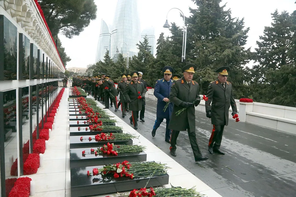 Müdafiə Nazirliyinin şəxsi heyəti Şəhidlər xiyabanında - FOTOLAR