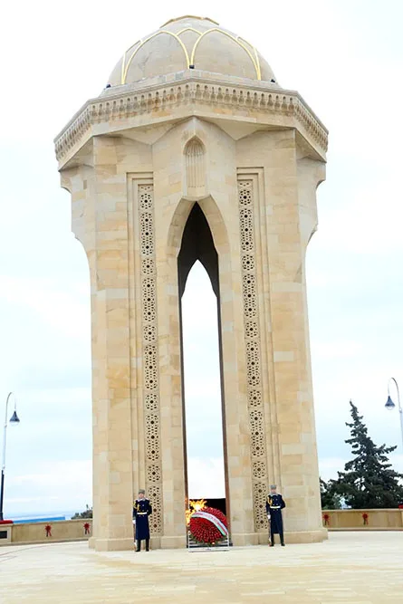 Müdafiə Nazirliyinin şəxsi heyəti Şəhidlər xiyabanında - FOTOLAR