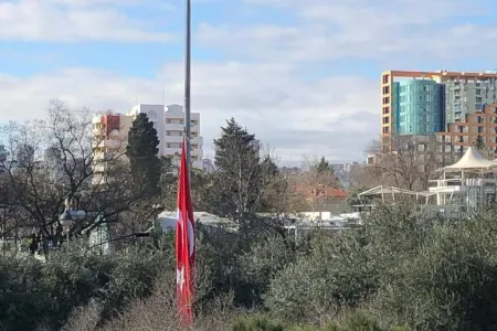 Türkiyə səfirliyi 20 Yanvar faciəsi ilə bağlı - DÖVLƏT BAYRAĞINI YARIYA ENDİRDİ