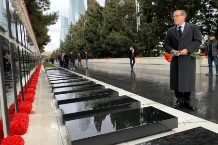 ABŞ səfiri 20 Yanvar qurbanlarının - XATİRƏSİNİ ANDI