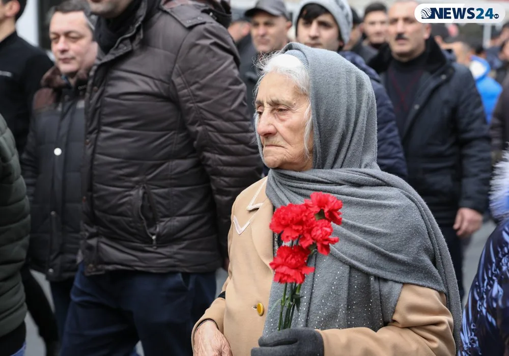 Azərbaycan 20 Yanvar şəhidlərini anır - FOTO - VİDEO