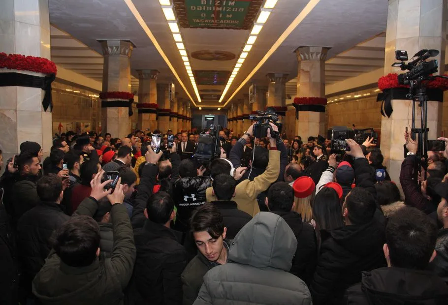 Bakı metrosu dayandı... - FOTO - VİDEO
