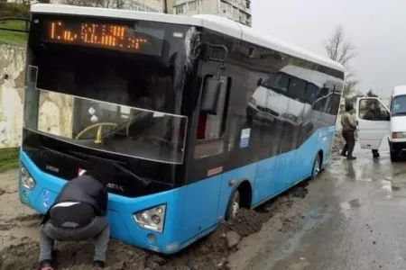 Bakıda avtobus yerə girdi - Hərəkət edə bilmədi - FOTO