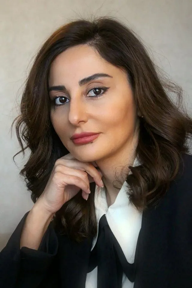 Deputat olmaq istəyən məşhur prokurorun xanımı facebook profili açdı - FOTO