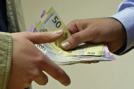 Bakıda vəzifəli şəxsə rüşvət verən 2 nəfər tutuldu