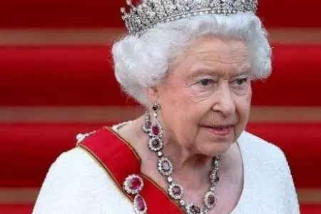 Kraliça “Brexit” sazişini imzaladı