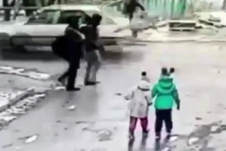 Xırdalanda avtomobil iki azyaşlını vurdu