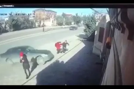 Avtomobil iki şagirdi vurdu - ANBAAN görüntülər