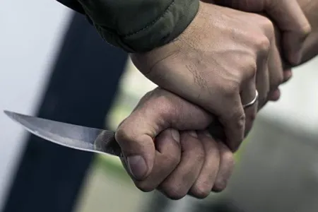 Baki sakini bıçaqla hədələyib, avtomobilini - OĞURLADI