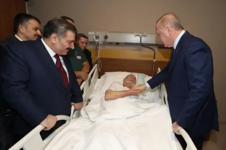 Ərdoğan zəlzələdən sonra xəstələrə baş çəkdi