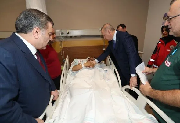 Ərdoğan zəlzələdən sonra xəstələrə baş çəkdi
