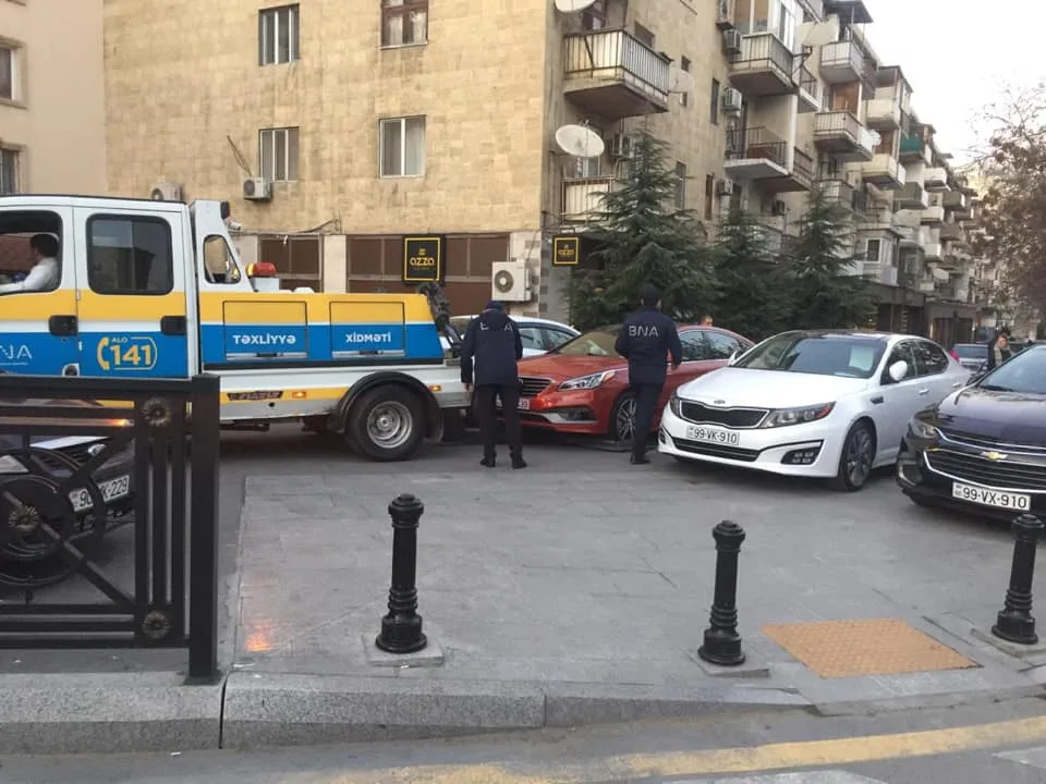 Bakıda qanunsuz park edilmiş avtomobillər təxliyyə edilib - FOTO
