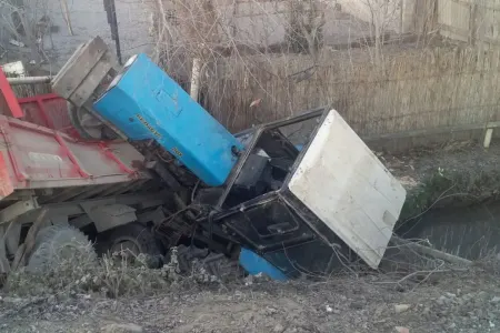 Zərdabda pambıqtəmizləyən traktor aşdı - FOTOLAR