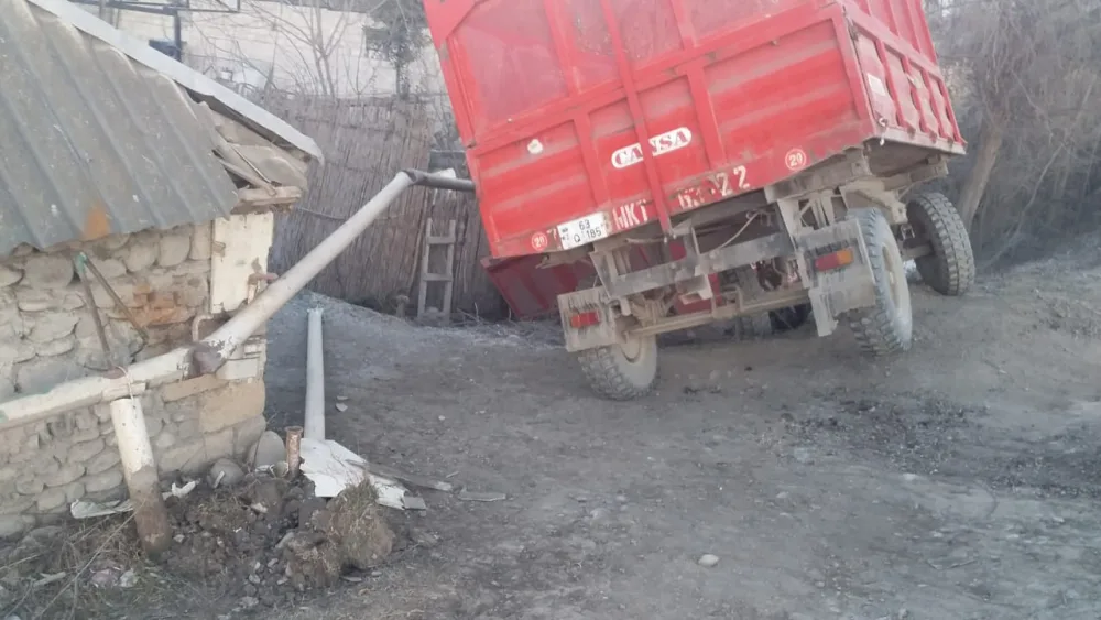 Zərdabda pambıqtəmizləyən traktor aşdı - FOTOLAR