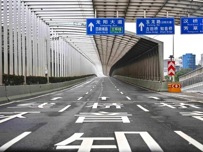 Kimsəsiz küçələr, boş marketlər, maskalı insanlar - UHANDAN SON FOTOLAR