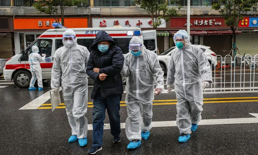 Kimsəsiz küçələr, boş marketlər, maskalı insanlar - UHANDAN SON FOTOLAR