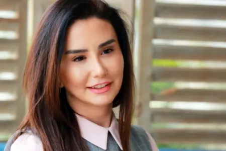 "Rusiyadakı ailəsini gizlədib burda 18 yaşlı xanımla ailə qurur" - -Teleaparıcı Leyla
