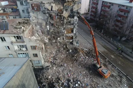 Elazığdakı zəlzələdə məşhur aktyorun evi yerlə yeksan oldu - QOHUMU ÖLDÜ - FOTO