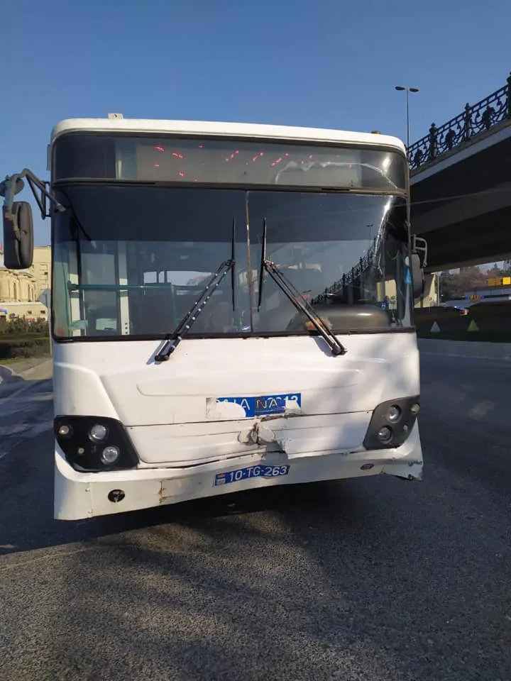 Bakıda iki avtobus toqquşdu - XƏSARƏT ALANLAR VAR - FOTO