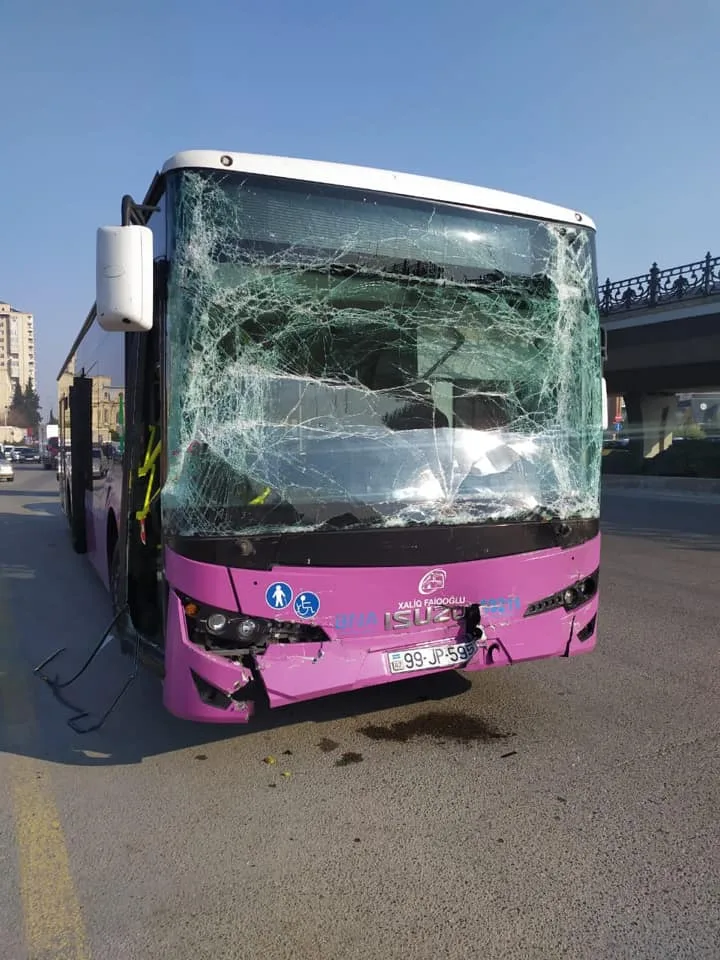 Bakıda iki avtobus toqquşdu - XƏSARƏT ALANLAR VAR - FOTO