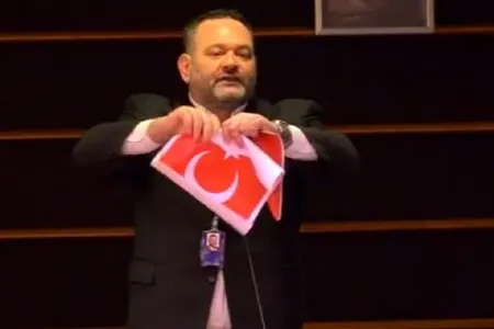 Türkiyə bayrağını cıran yunan millət vəkilinə - SƏRT CAVAB - VİDEO