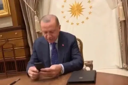 Ərdoğan Elazığda zəlzələdən 17 saat sonra xilas olunan - QADINA GÖRÜNTÜLÜ ZƏNG ETDİ - VİDEO