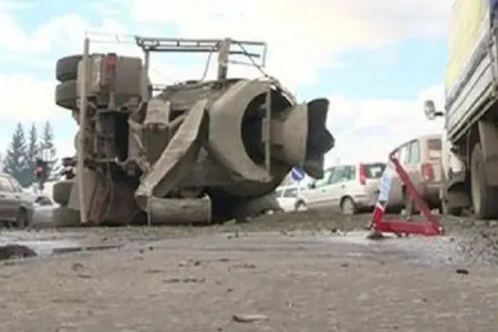 Şəmkirdə betonqarışdıran maşın minik avtomobilinin üstünə aşdı