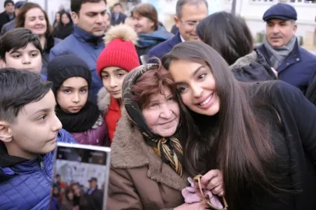 Leyla Əliyeva Səbail rayonunda abadlaşdırılan həyətin açılışında - -FOTOLAR
