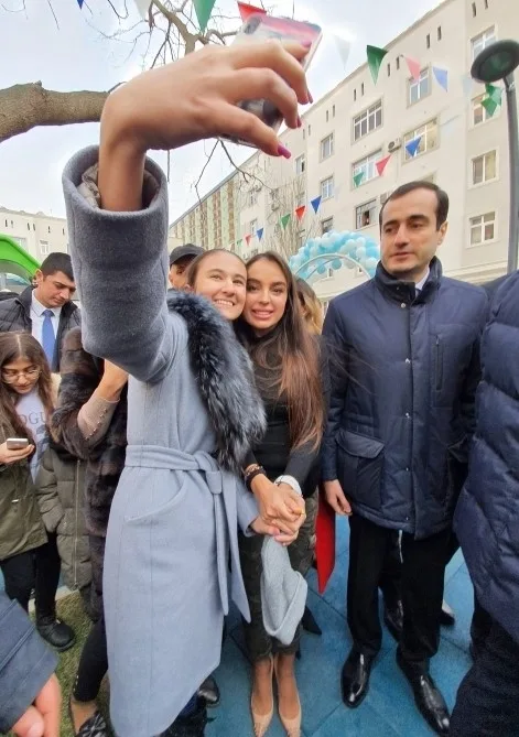Leyla Əliyeva Səbail rayonunda abadlaşdırılan həyətin açılışında - -FOTOLAR