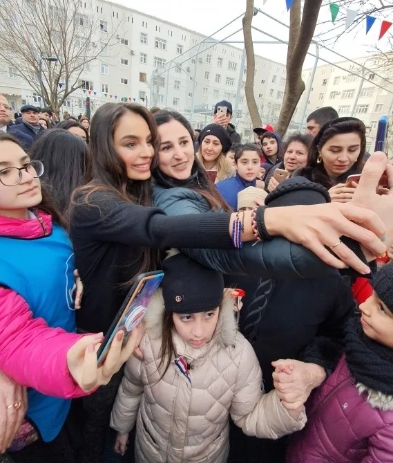 Leyla Əliyeva Səbail rayonunda abadlaşdırılan həyətin açılışında - -FOTOLAR