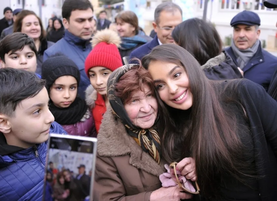 Leyla Əliyeva Səbail rayonunda abadlaşdırılan həyətin açılışında - -FOTOLAR